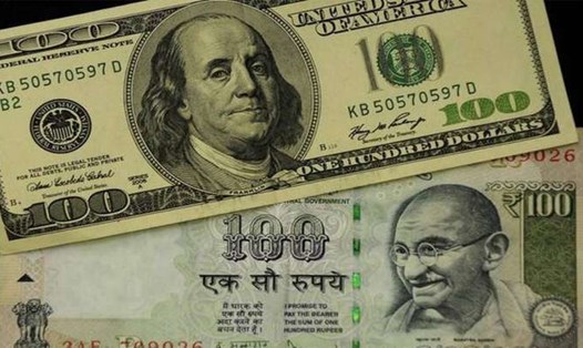 Đồng USD và đồng rupee Ấn Độ. Ảnh: Outlook India