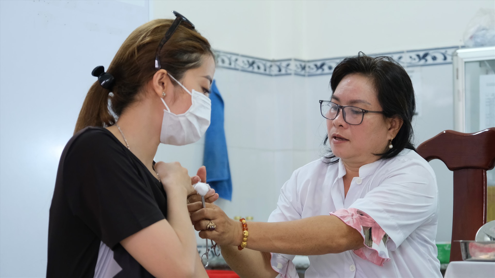 Hoạt động tiêm vắc-xin tại một trạm y tế trên địa bàn TP Cần Thơ. Ảnh: Phong Linh