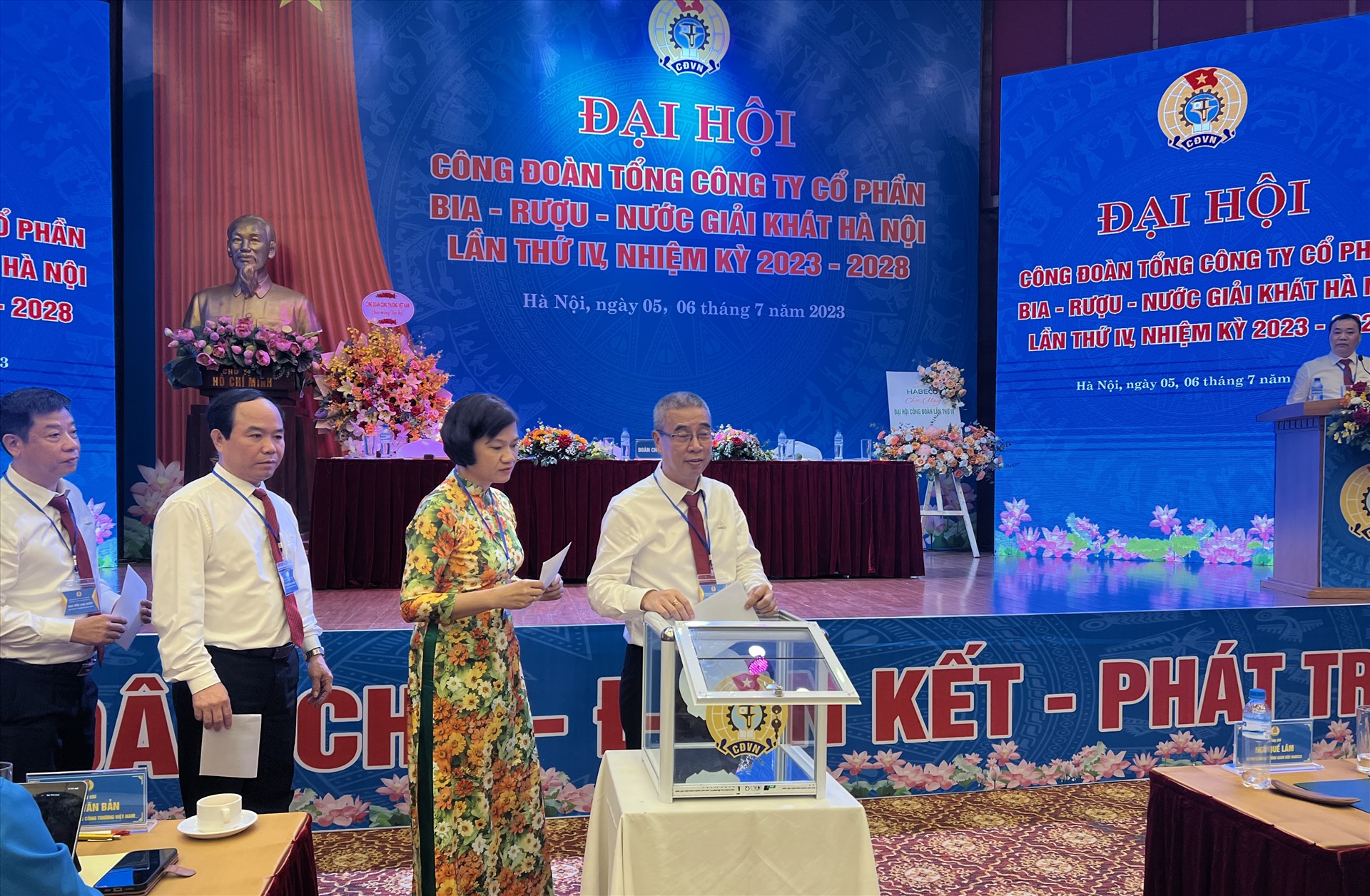 Thực hiện công tác bầu cử tại đại hội. Ảnh: Kiều Vũ