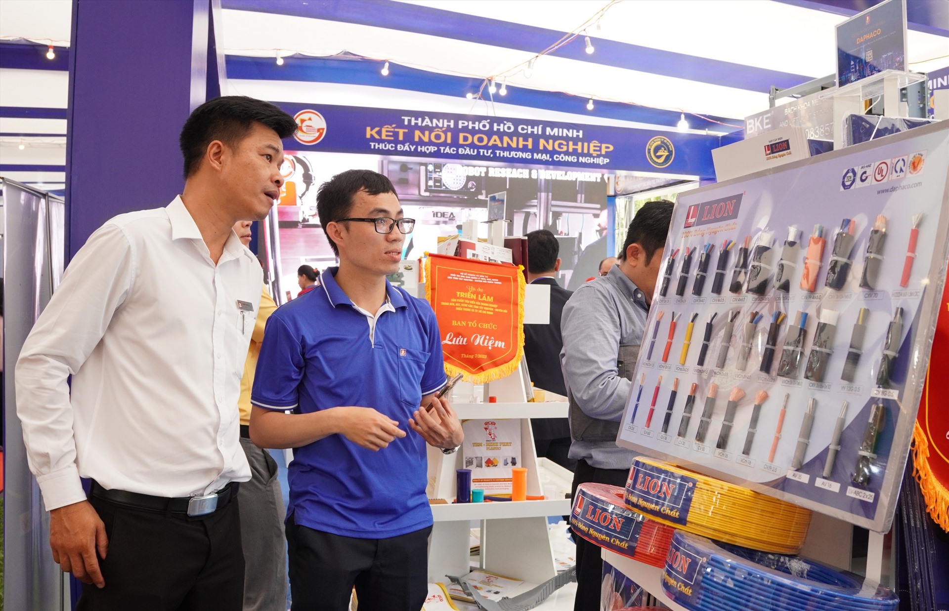 Hội chợ triển lãm thu hút khoảng 70 doanh nghiệp, với 80 gian hàng, có các sản phẩm công nghiệp đạt tiêu chuẩn hàng Việt Nam chất lượng cao. Ảnh: Ngọc Viên