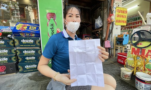 Chị Nguyễn Thị Thảo không đồng ý nhận 50% số lương bị Công ty Haprosimex nợ trong 7 năm qua. Ảnh: Hà Anh
