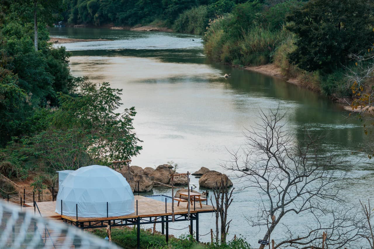 Ẩn mình trong một ngôi làng thanh bình được bao quanh bởi những ngọn núi và nằm bên dòng sông Đạ Huoai, Orchard Home Resort được kết nối trực tiếp với Nam Cát Tiên, một khu rừng quốc gia hùng vĩ được UNESCO công nhận là Khu dự trữ sinh quyển.