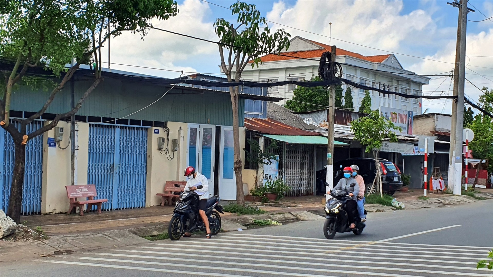 Người dân Khóm 5, Phường 1, thành phố Bạc Liêu, tỉnh Bạc Liêu sống tạm ngay nhà mình hơn 20 năm. Ảnh: Nhật Hồ