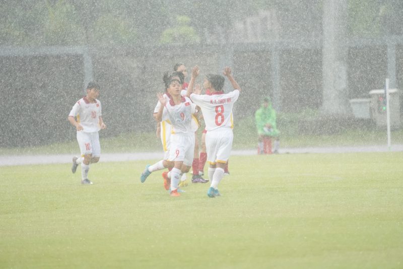 Đội tuyển nữ Việt Nam dẫn trước 4-0 ngay trong hiệp 1 trận đấu với U19 nữ Singapore. Ảnh: VFF