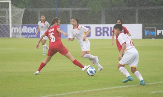 Đội tuyển U19 nữ Việt Nam (trắng) trong trận đấu với U19 nữ Singapore tại giải U19 nữ Đông Nam Á. Ảnh: VFF
