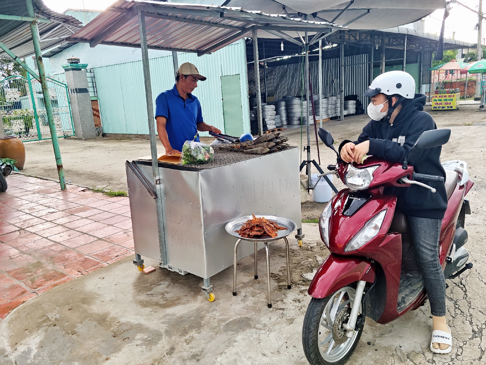 Mỗi ngày anh Nguyễn Thanh Phước xuất bán từ 50 - 100 con cá lau kiếng nướng giúp anh thu nhập từ 1,5 - 3 triệu đồng. Ảnh: Hoàng Lộc