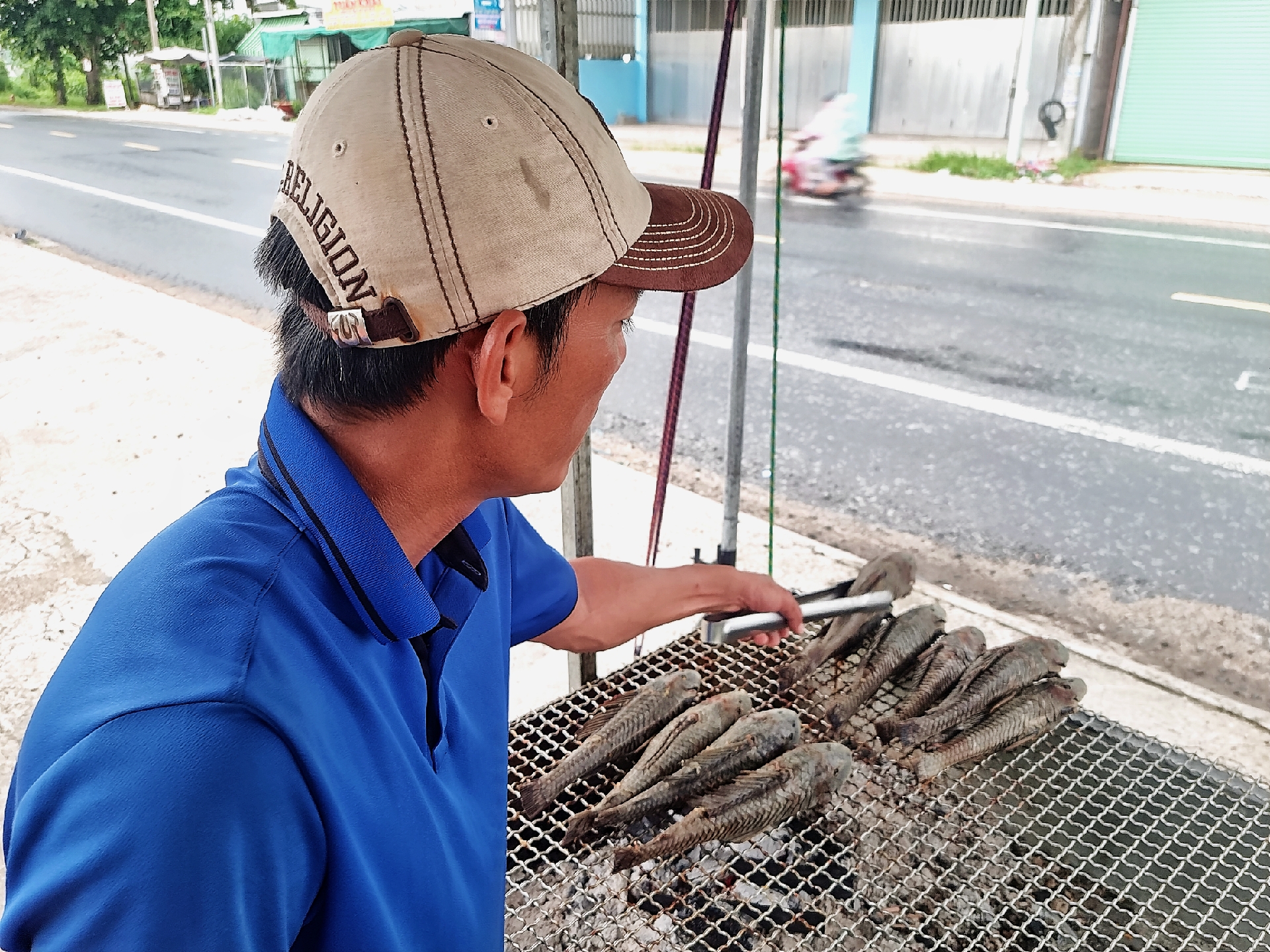 Mỗi con cá lau kiếng nướng có giá bán từ 25.000 - 45.000 ngàn đồng. Ảnh: Hoàng Lộc