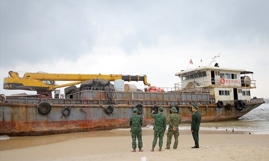 Chiếc tàu vỏ sắt không người lái trôi dạt vào bờ biển xã Triệu Vân. Ảnh: Hưng Thơ.