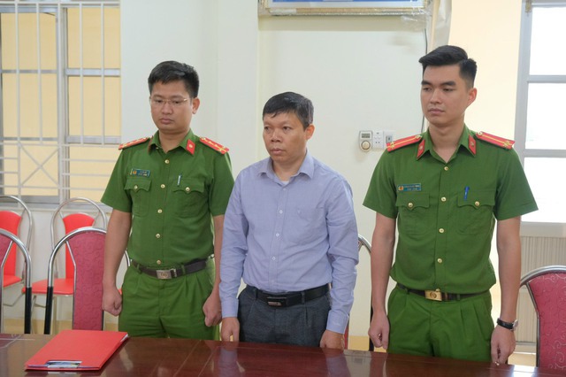 Nguyên Chủ tịch UBND phường Sông Bằng Bùi Văn Hiệp thời điểm bị bắt tạm giam. Ảnh: Công an Cao Bằng.