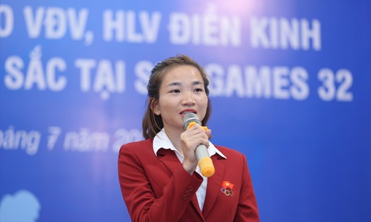 Nguyễn Thị Oanh đại diện các vận động viên đội tuyển điền kinh Việt Nam phát biểu tại Lễ trao thưởng. Ảnh: Như Ý