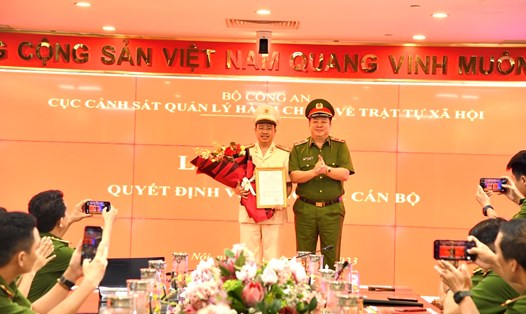 Tân Giám đốc Nguyễn Thành Vĩnh (trái) nhận quyết định bổ nhiệm từ Cục trưởng C06 Nguyễn Quốc Hùng. Ảnh: C06