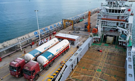 Tàu chở LNG tại một nhà ga LNG ở Hải Nam, Trung Quốc. Ảnh: Xinhua