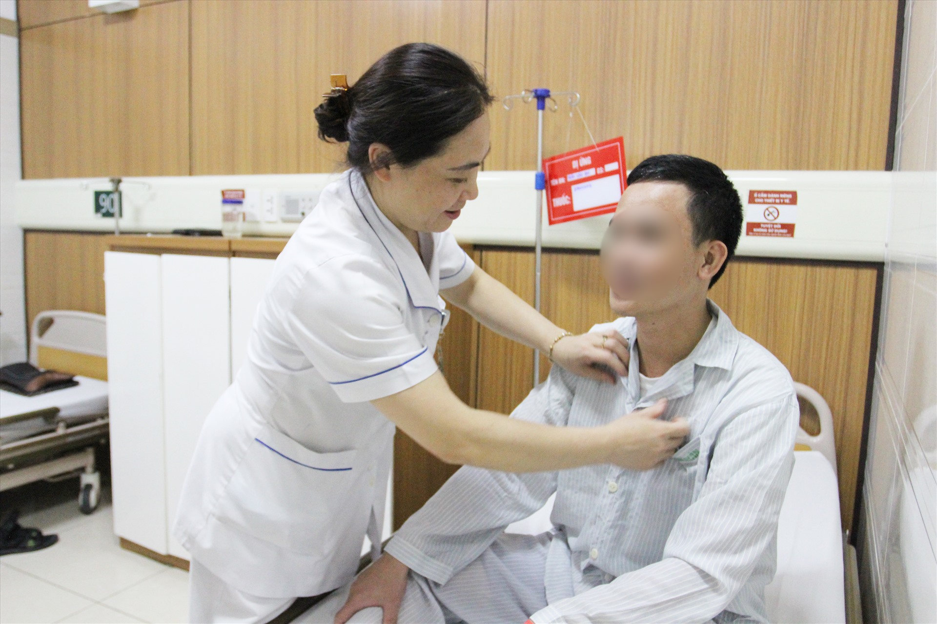 Chăm sóc người bệnh tại Bệnh viện Bạch Mai (Hà Nội). Ảnh: Thùy Linh