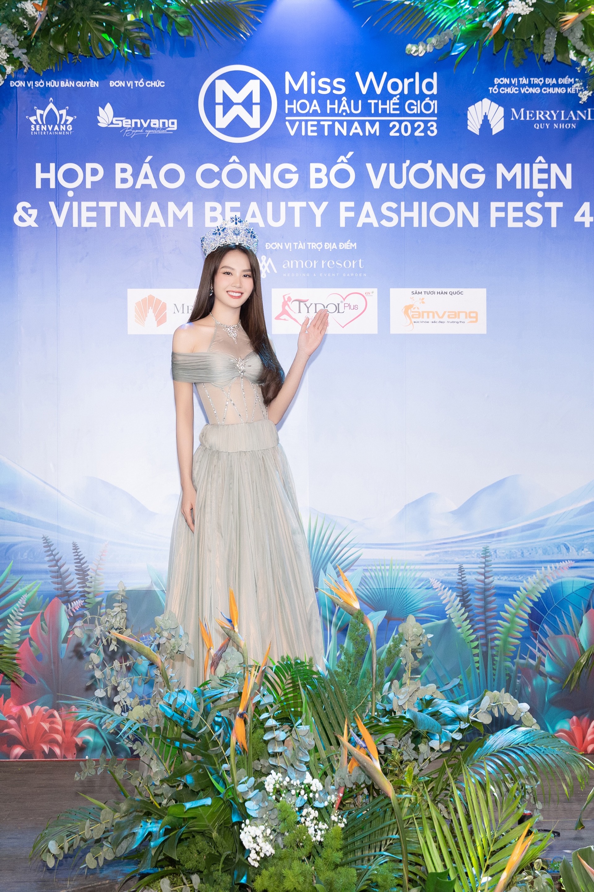 Đương kim Miss World Vietnam 2023 Mai Phương gây chú ý với thần thái cùng càng thăng hạng. Theo đó nàng hậu diện một chiếc váy với phần eo được cách điệu với dải lưới xuyên thấu.