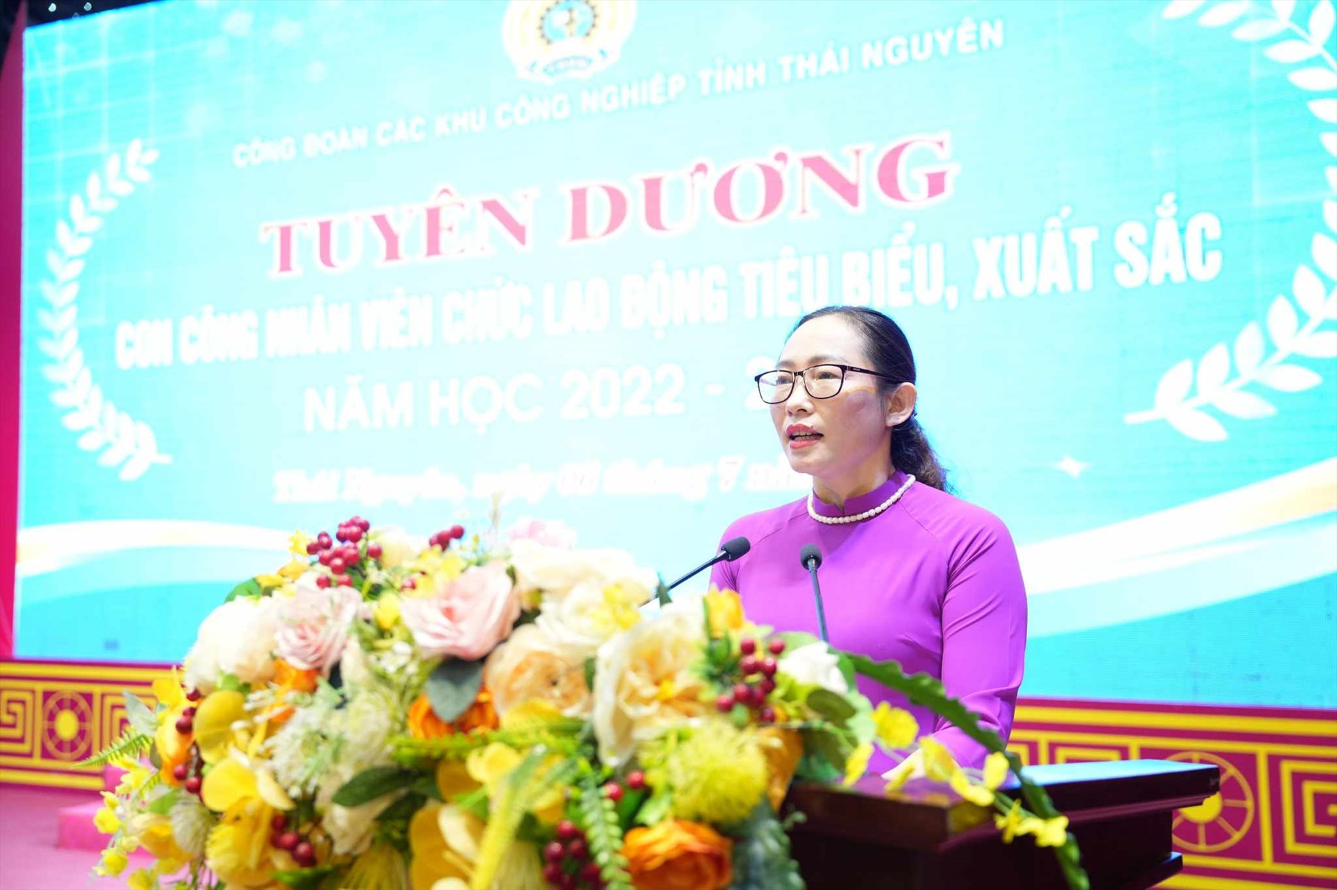 Phó Chủ tịch Thường trực LĐLĐ tỉnh Thái Nguyên Hoàng Thu Hằng chúc mừng các cháu con công nhân học giỏi. Ảnh: Minh Hạnh