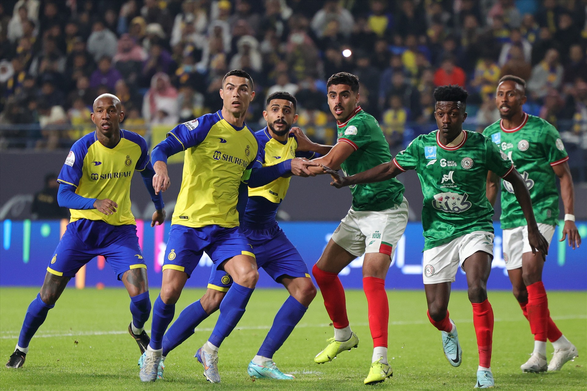 Al-Ettifaq (áo xanh) một trong trận đấu với Al-Nassr của Ronaldo ở mùa giải trước. Ảnh: AFP