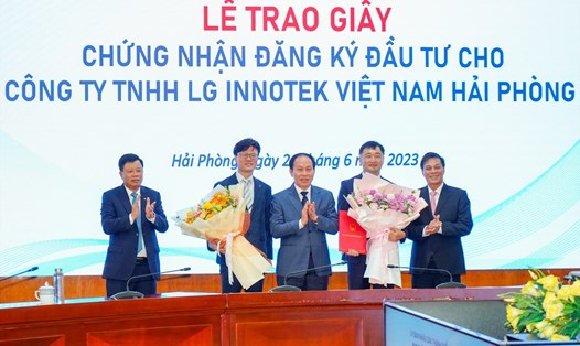 Bí thư, Chủ tịch TP Hải Phòng trao Giấy chứng nhận đầu tư cho Công ty TNHH LG Innotek Việt Nam Hải Phòng. Ảnh: Đàm Thanh