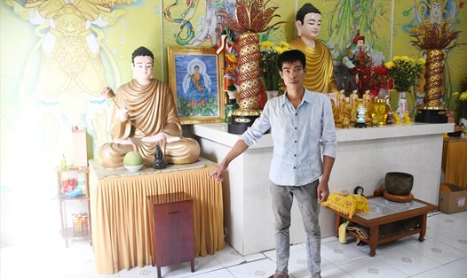 Đối tượng Huỳnh Minh Tiến chỉ nơi mình trộm khoảng 3 triệu đồng từ thùng công đức tại chùa Quan Âm. Ảnh: Công an cung cấp. 