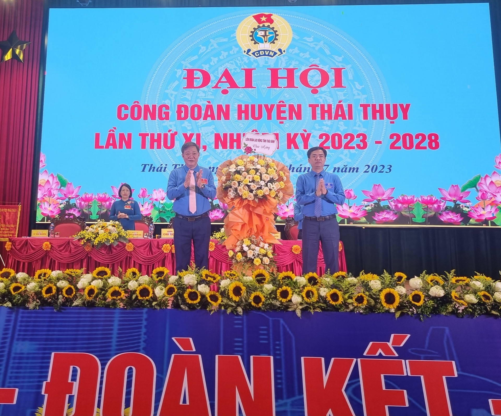 Lãnh đạo LĐLĐ tỉnh Thái Bình tặng hoa chúc mừng đại hội. Ảnh: Bá Mạnh