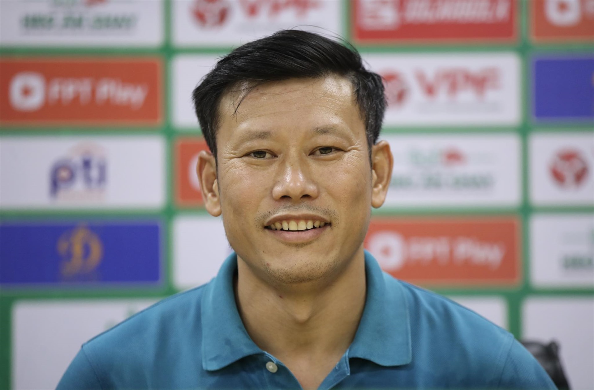 Huấn luyện viên Thạch Bảo Khanh hài lòng về màn trình diễn của câu lạc bộ Viettel. Ảnh: Lâm Thoả
