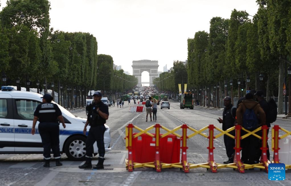 Cảnh sát tuần tra trên Đại lộ Champs-Elysees nổi tiếng ở Paris, Pháp. Ảnh: Xinhua 