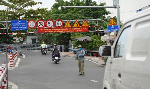 Sở GTVT cấm xe ôtô lưu thông qua cầu An Phú Đông để các đơn vị liên quan tiến hành kiểm tra, kiểm định, sửa chữa cầu từ ngày 13.5. Ảnh: Hữu Chánh
