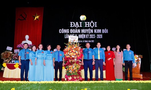 Ông Nguyễn Vũ Hòa (thứ 5 bên phải) tái đắc cử chức Chủ tịch LĐLĐ huyện Kim Bôi. Ảnh: Minh Chuyên.