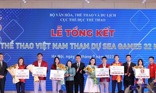 Phó Chủ tịch Tổng Liên đoàn Lao động Việt Nam Thái Thu Xương (áo xanh) trao 492 triệu đồng. Ảnh: Nhật Nam