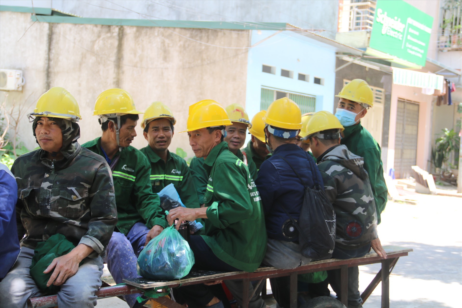 Các công nhân xây dựng chuẩn bị ra công trường làm việc để kịp hoàn thành tiến độ dự án. Ảnh: Khánh Linh
