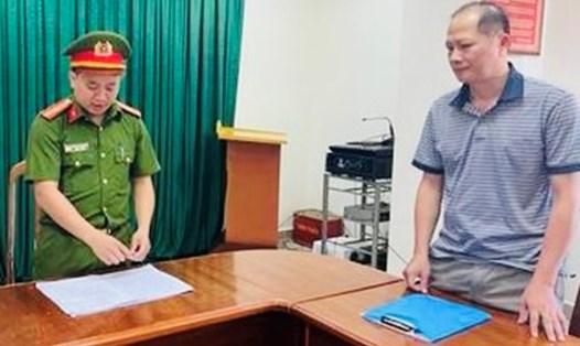 Công an tỉnh Quảng Bình tống đạt quyết định khởi tố đối với bị can Nguyễn Thanh Long. Ảnh: Công an Quảng Bình