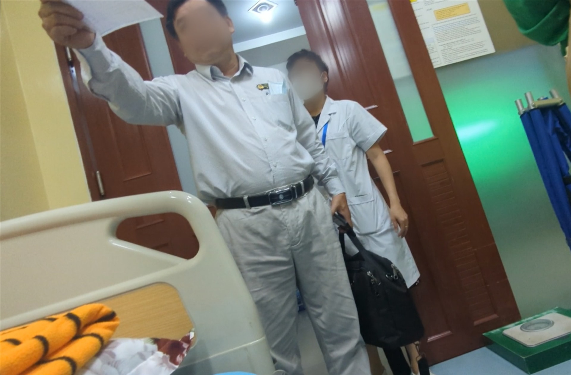Thanh tra Sở Y tế đến kiểm tra sai phạm tại Phòng khám sau khi nhận phản ánh từ PV Báo Lao Động. Ảnh: PV