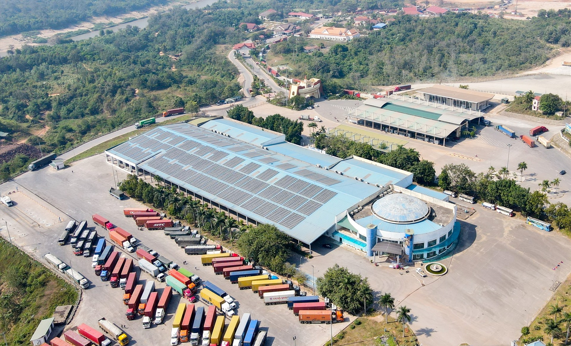 Lượng xe container lưu thông từ Cửa khẩu Quốc tế Lao Bảo vào nội địa trên Quốc lộ 9 ngày một tăng cao, khiến quốc lộ không đáp ứng được. Ảnh: Hưng Thơ