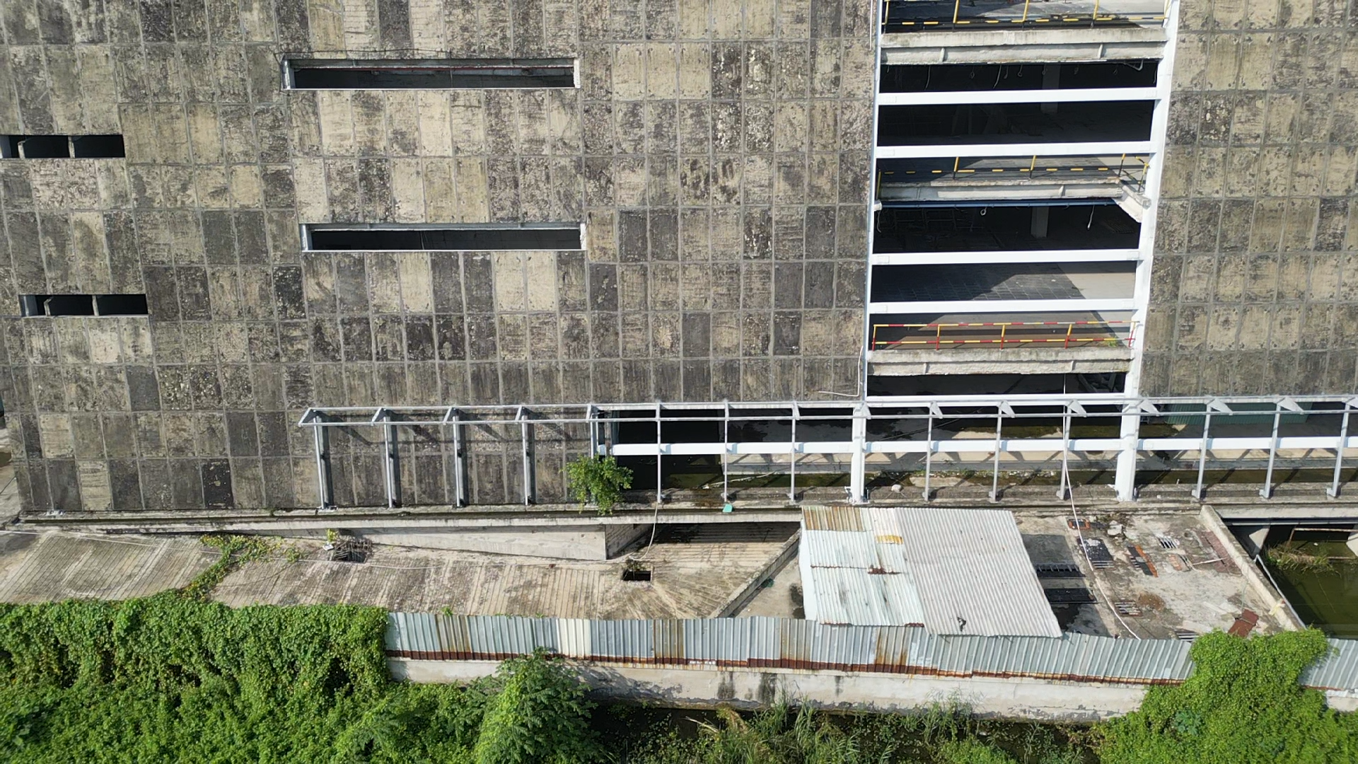Sau 10 năm khởi công, dự án Trung tâm triển lãm quy hoạch TP Hồ Chí Minh đạt hơn 80% tiến độ, song không thể hoàn thành, công trình hiện như một khối bêtông trơ trọi. Các bề mặt bên ngoài công trình trở nên cũ kỹ, hoang phế, nhuốm màu đen sau thời gian dài bỏ hoang.