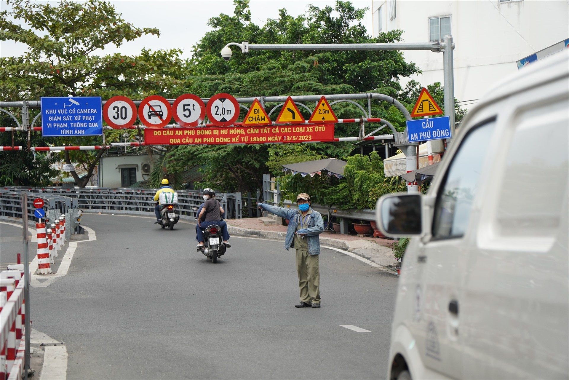 Sở GTVT cấm xe ôtô lưu thông qua cầu An Phú Đông để các đơn vị liên quan tiến hành kiểm tra, kiểm định, sửa chữa cầu từ ngày 13.5. Ảnh: Hữu Chánh
