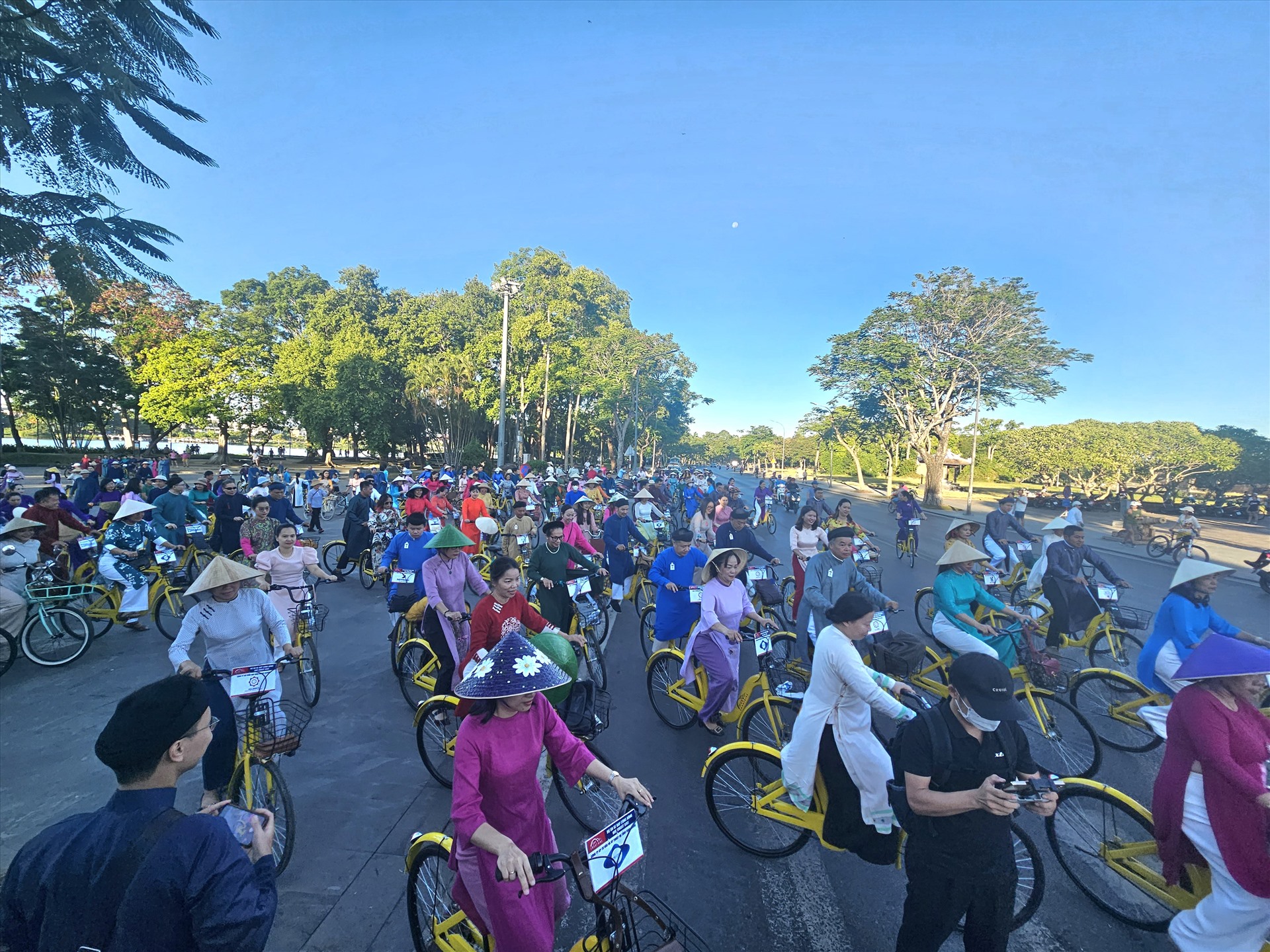 Hàng trăm người trong trang phục áo dài truyền thống đến từ 17 cơ quan, đơn vị trên địa bàn tỉnh Thừa Thiên Huế đã thực hiện Lễ phát động và hoạt động “Đạp xe tuần hành” theo lộ trình.