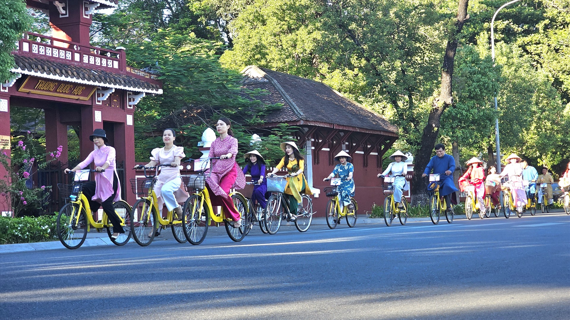 Đi ngang qua Trường chuyên Quốc học Huế.