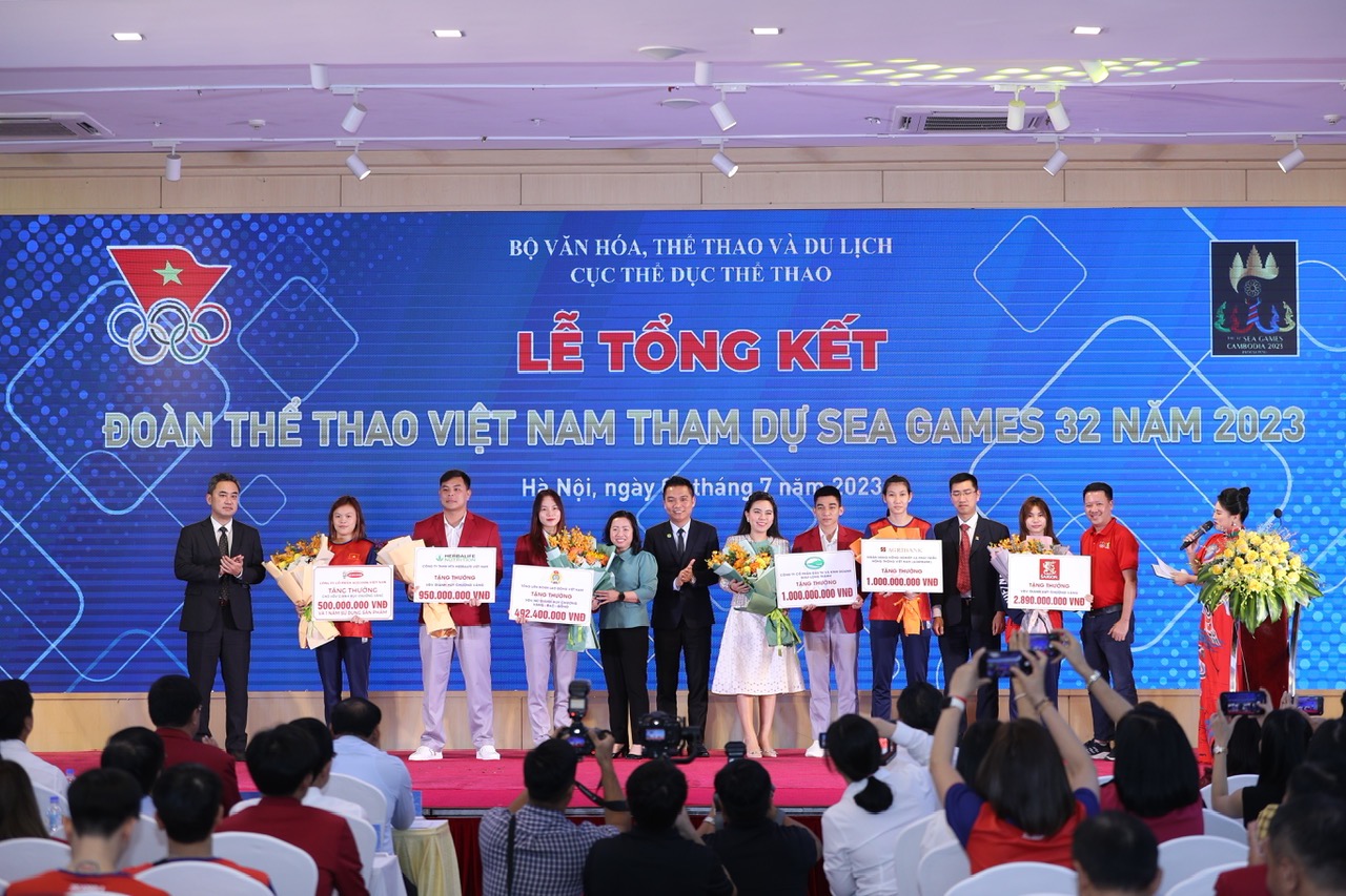 1. Đại diện Bia Saigon (rìa phải) trao tặng khoản thưởng c