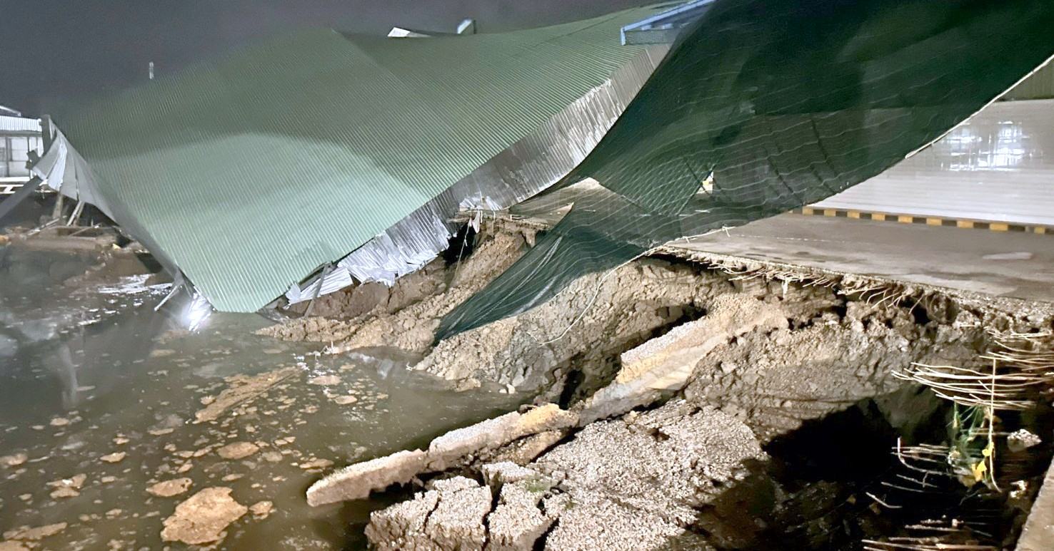 Hiện trường sau sạt lở nhà xưởng Cty bột cá tại huyện Đông Hải, tỉnh Bạc Liêu thiệt hại hơn 5 tỉ đồng. Ảnh: Nhật Hồ