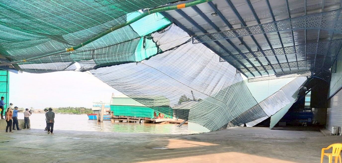 Hiện trường vụ sạt lở Cty bột cá tại huyện Đông Hải, tỉnh Bạc Liêu sáng ngày 7.7. Ảnh: Nhật Hồ