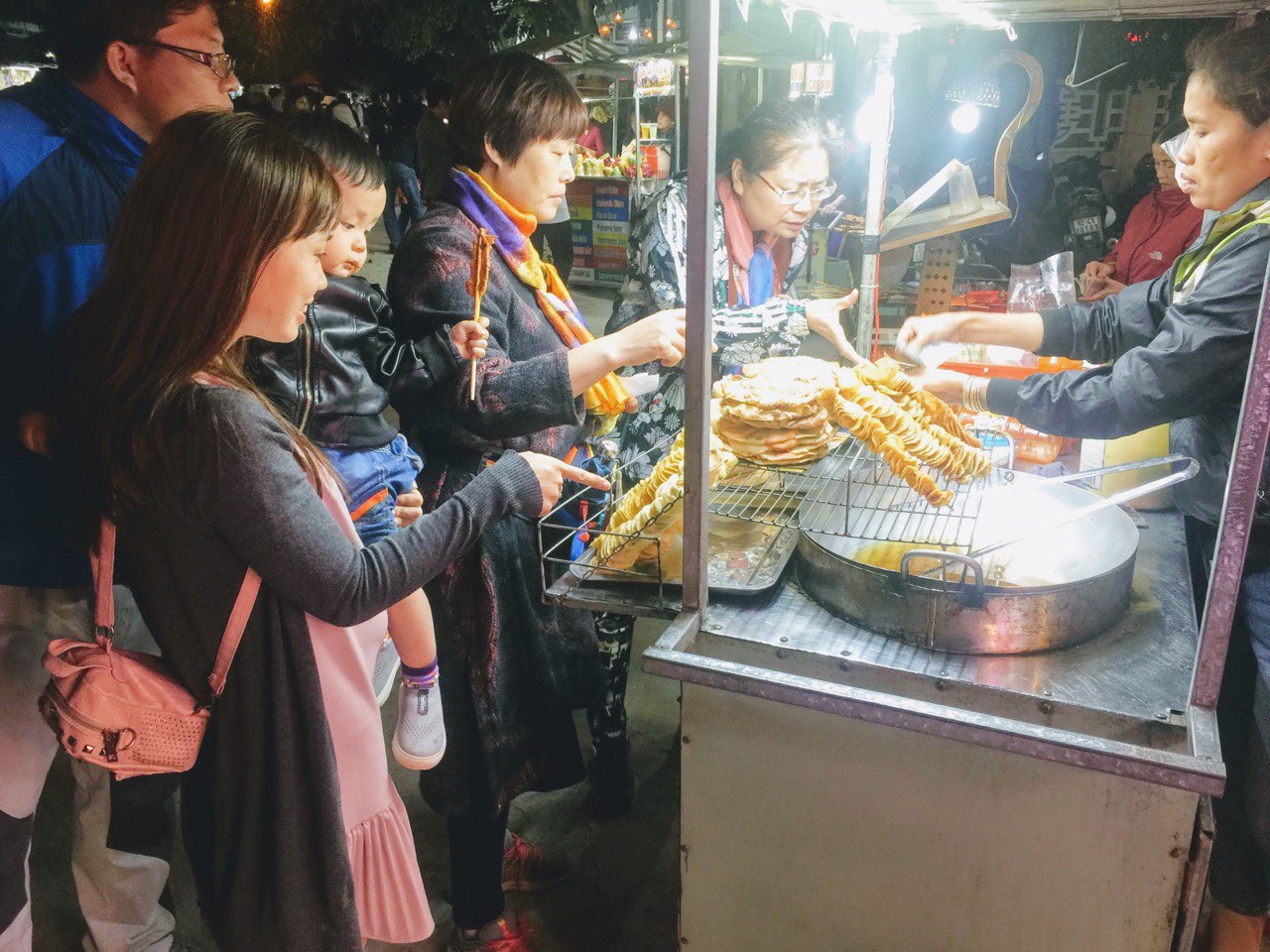 Ở chợ đêm có rất nhiều món ăn vặt hay ho.