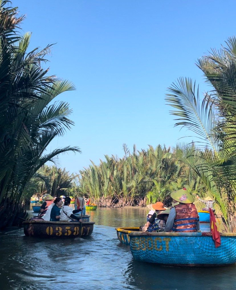 Đi thuyền thúng tham quan rừng dừa Bảy Mẫu để được hòa mình với thiên nhiên.