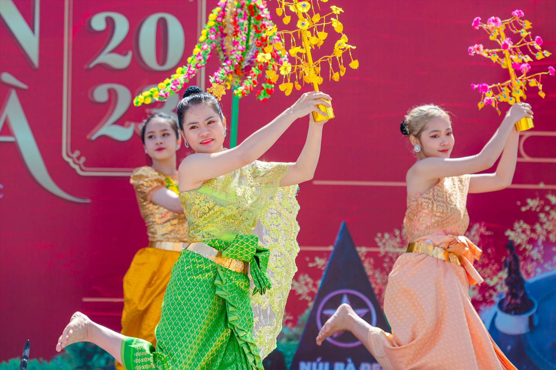 Màn biểu diễn múa Khmer phục vụ du khách tại núi Bà Đen, Tây Ninh. Ảnh: SG