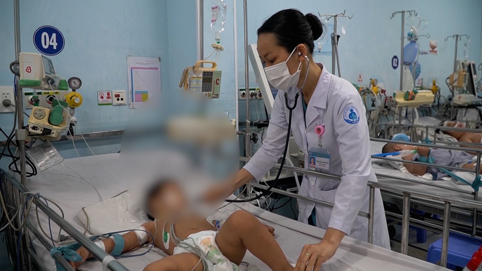 Bệnh nhi đang được điều trị bệnh tay chân miệng tại Bệnh viện Nhi đồng 1. Ảnh: NGUYỄN LY