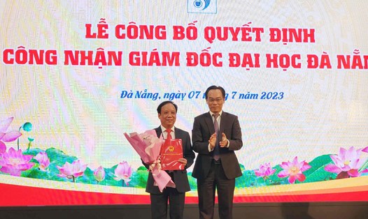 Thứ trưởng Hoàng Minh Sơn (bên trái) trao quyết định công nhân ông Nguyễn Ngọc Vũ tiếp tục giữ chức vụ Giám đốc Đại học Đà Nẵng. Ảnh: Thùy Trang