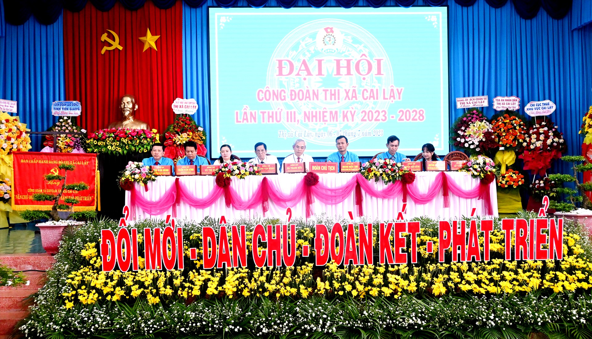 Đoàn Chủ tịch Đại hội Công đoàn thị xã Cai Lậy. Ảnh: Thành Nhân