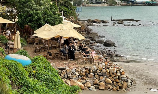 Một quán cà phê thuộc địa bàn phường 5 đã xây dựng lấn ra bãi biển. Ảnh: Người dân cung cấp