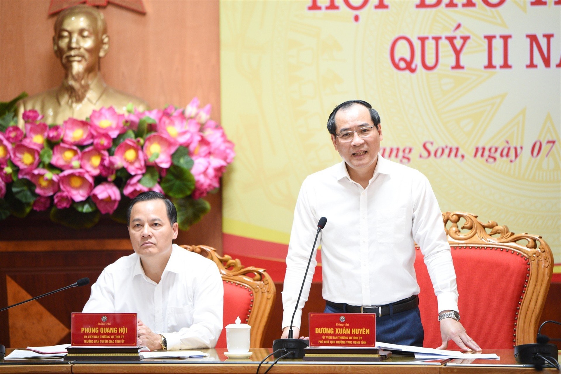 Ông Dương Xuân Huyên phát biểu tại cuộc họp báo. Ảnh: Trần Tuấn