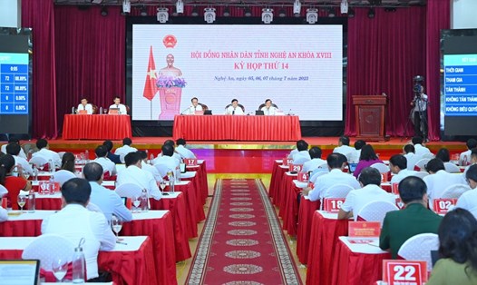 HĐND tỉnh Nghệ An biểu quyết thông qua 30 nghị quyết chuyên đề. Ảnh: Hải Đăng