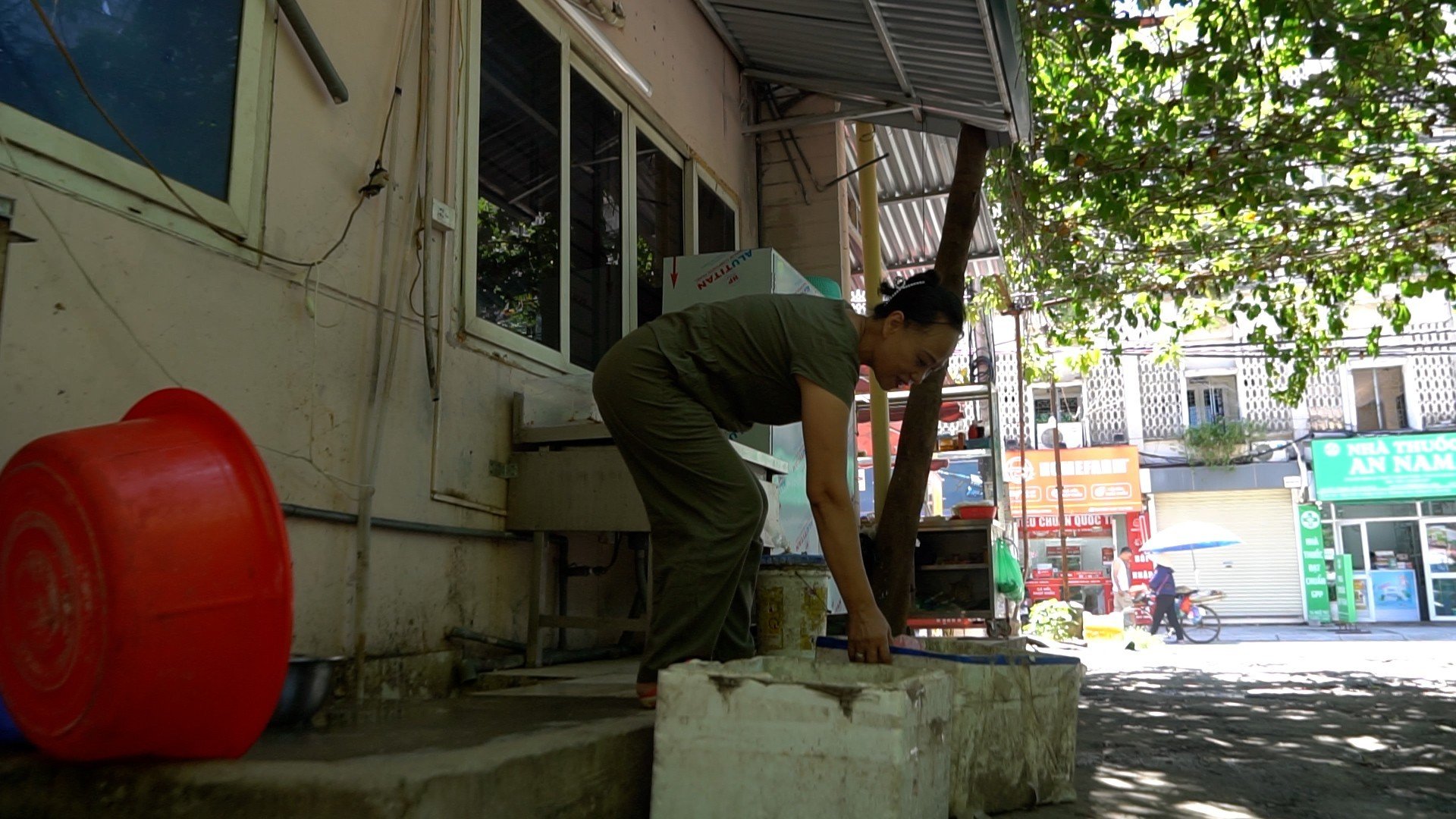 Người dân tỉ mỉ phân loại rác thải. Ảnh: Quỳnh Trang