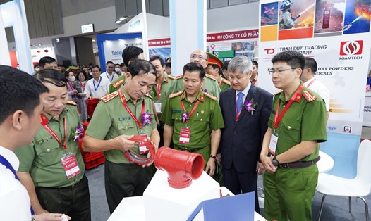 Thượng tướng Trần Quốc Tỏ, Ủy viên Trung ương Đảng, Thứ trưởng Bộ Công an thăm quan triển lãm về phòng cháy chữa cháy năm 2022. Ảnh: Hương Giang